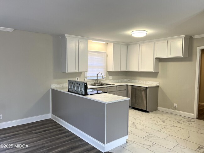 Building Photo - 4075 Meadowbrook Dr