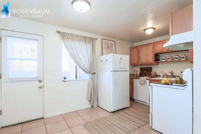 Building Photo - 455 W Kelso St