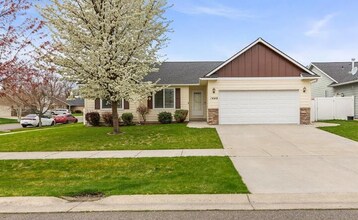 Building Photo - 3 Bed, 2 Bath, Single Level House in Post Falls