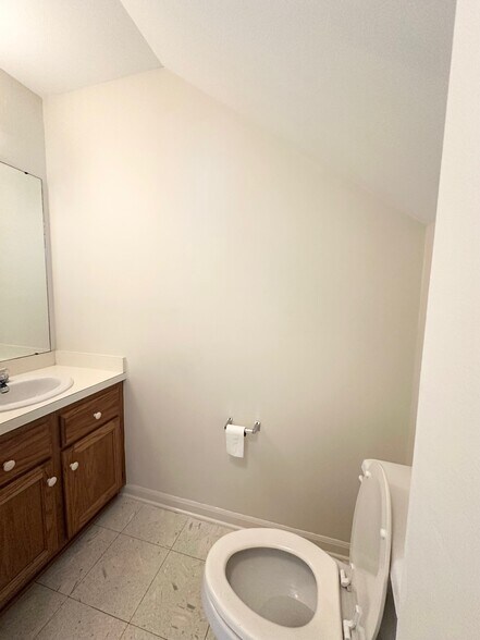 1/2 Bath - 122 Mall Cir