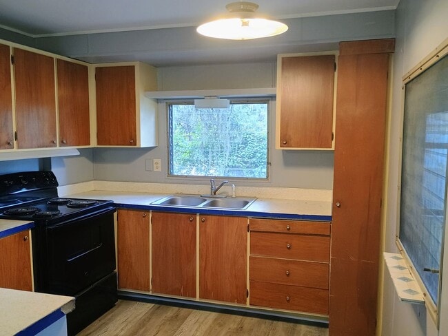 Building Photo - 2 bedroom 1 bathroom with HUGE bonus room