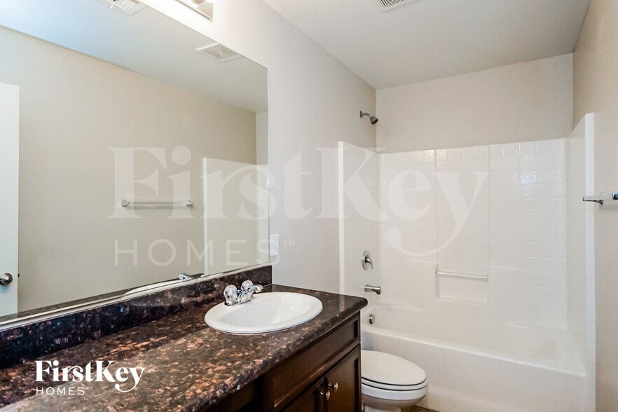 Building Photo - 121 Country River Ave