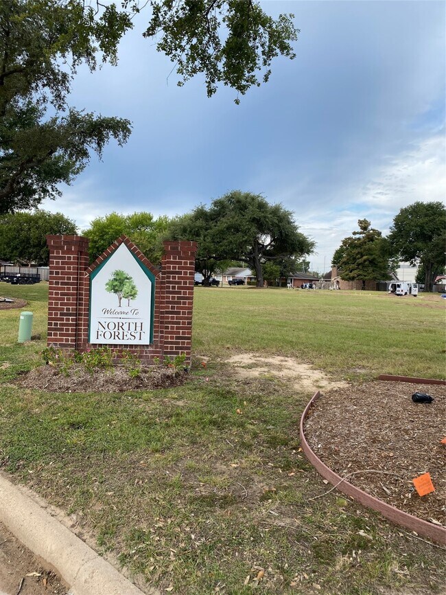 Building Photo - 415 N Forest Blvd