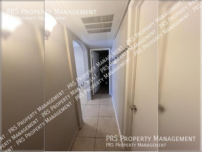 Building Photo - 925 S Longmore