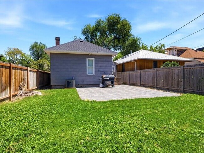 Building Photo - Salt Lake Central: large 3 bedroom, 2 bath + office