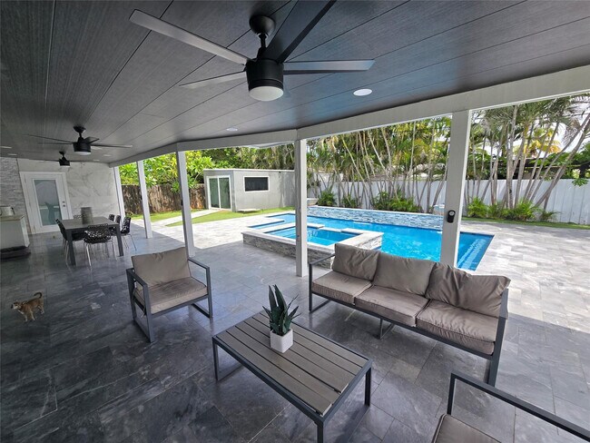 Building Photo - 2340 NE 8th Ave