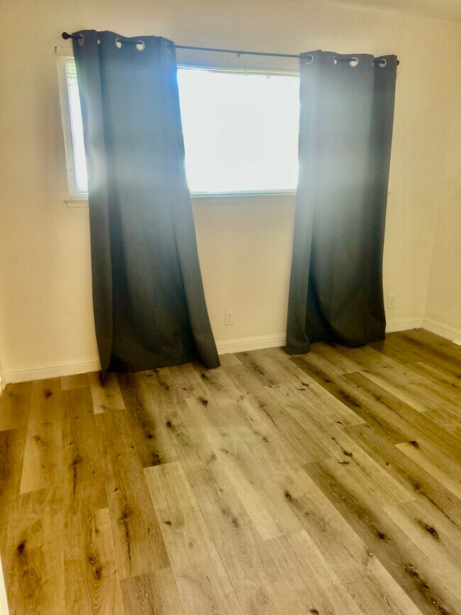 Building Photo - 2025 Benita Dr