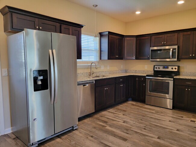 Building Photo - 2 Bed, 2 Bath Apartment with 9-Foot Ceilings in White House