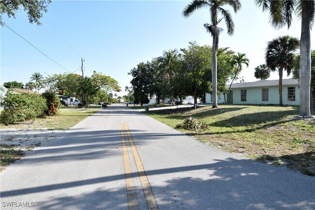Building Photo - 3461 Lakeview Dr