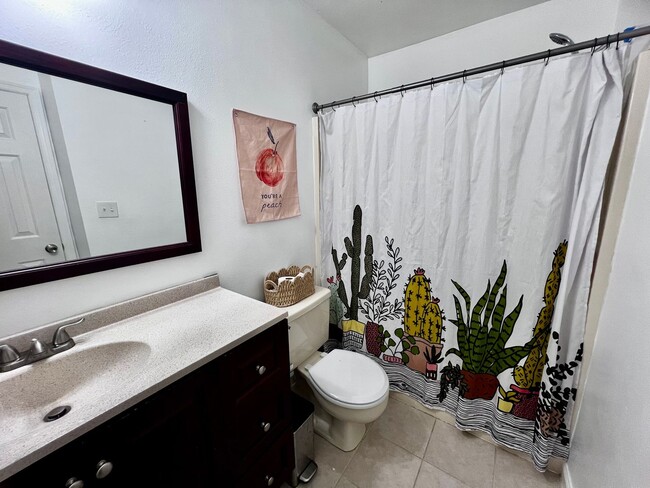 Building Photo - Come see this gorgeous townhouse in the desirable Ocean Lakes community!
