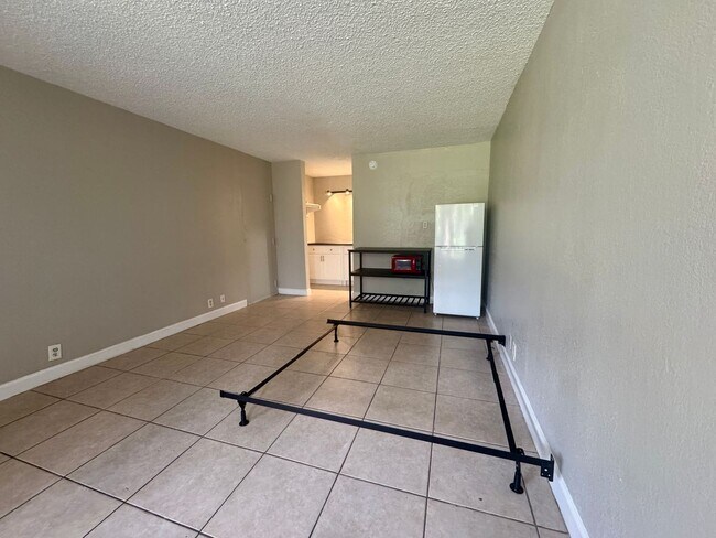 Building Photo - Best Deal in the Area! Newly renovated studio apartments - all utilities included!