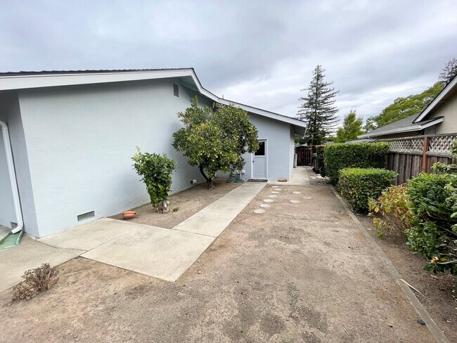 Building Photo - 1534 Marlbarough Ave