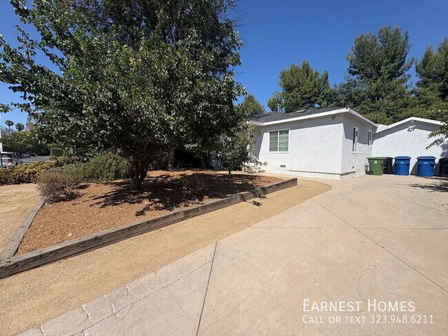 Building Photo - 5844 Vesper Ave