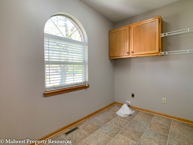 Building Photo - 1216 SW Southgate Dr