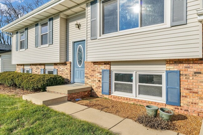 Building Photo - Spacious 4-Bedroom Home with Fenced Yard a...