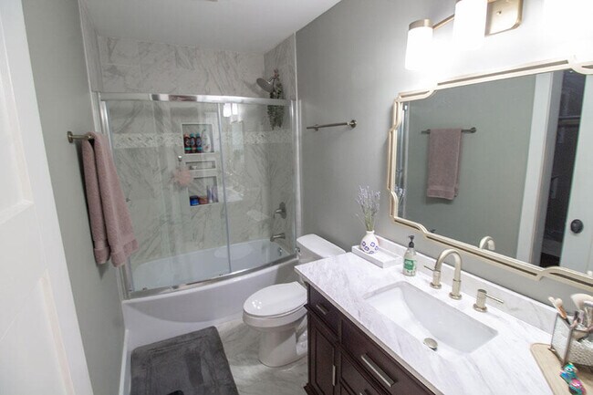 Building Photo - 3104 Oak Lawn Dr