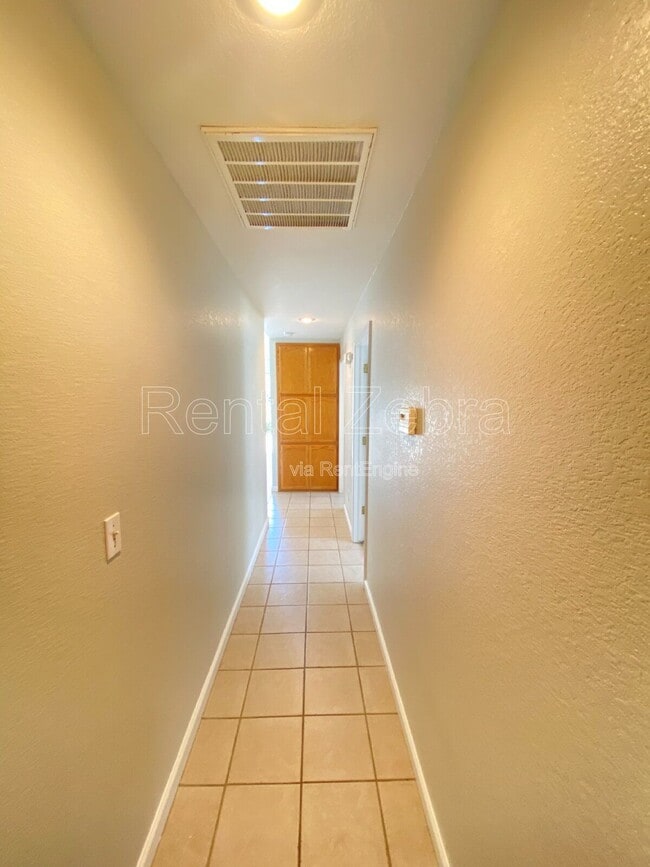 Building Photo - 1239 El Portal Dr