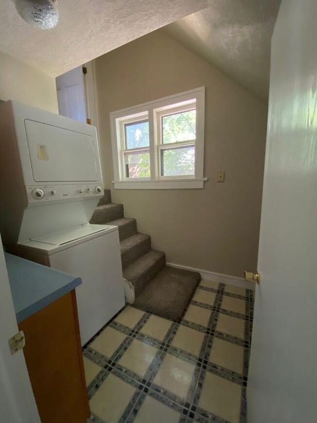 Building Photo - 4 Bedroom 2 Bathroom 2 Stall Detached Garage