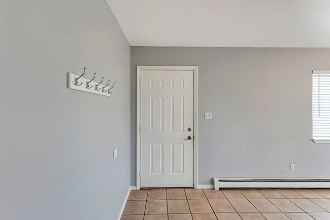 Building Photo - For Rent – Spacious 3 Bed / 2 Bath Duplex