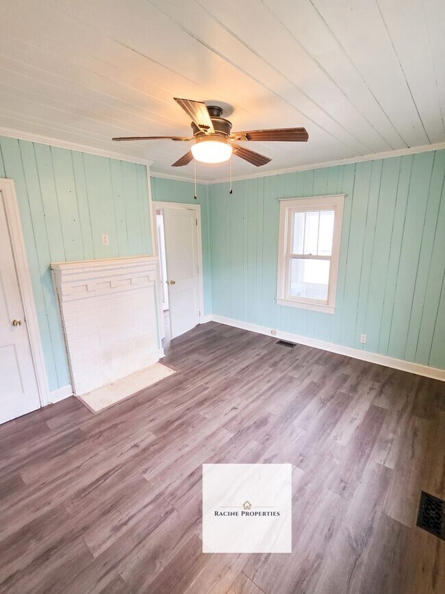 Building Photo - Two Bedroom Home Near Lake Blalock!