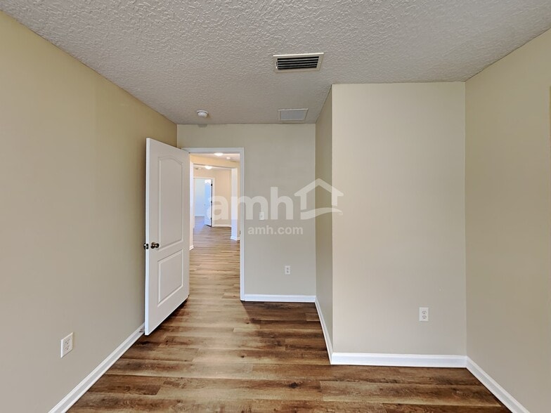 Building Photo - 11501 Brian Lakes Dr N