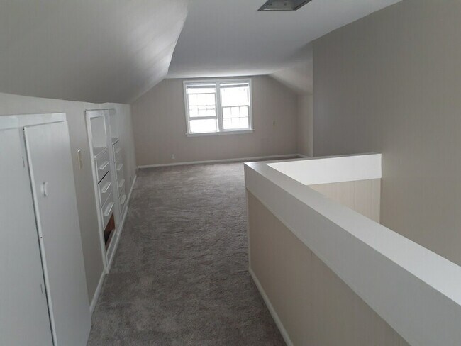 Building Photo - Freshly updated 3 Bed/1.5 Bath House- Robbinsdale- Available NOW!