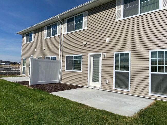 Building Photo - Sun Bathed Kitchen - Two Story 3 Bedroom