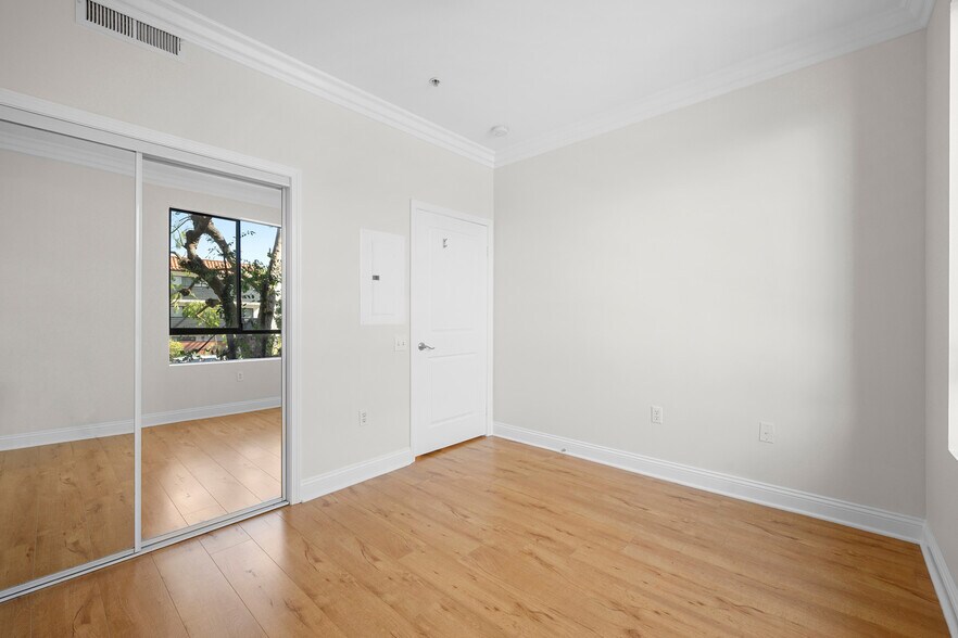 Building Photo - 6938 Laurel Canyon Blvd