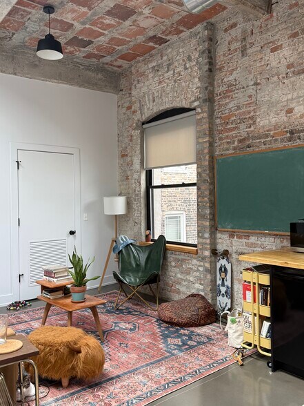 Building Photo - 1702 W 19th St