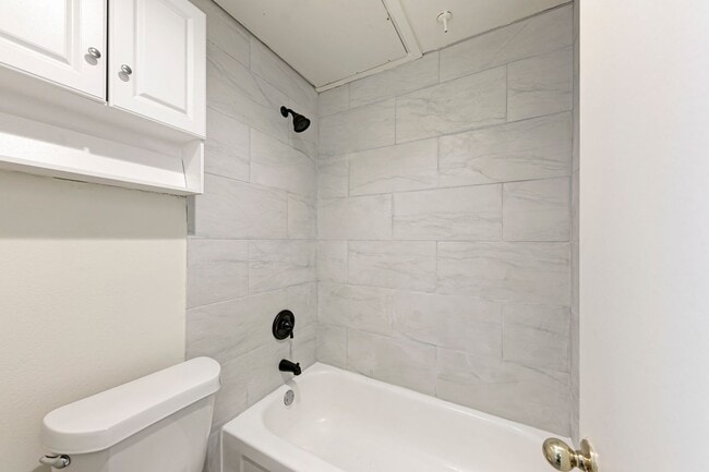 Building Photo - West campus 1 bed condo just 2 blocks from UT