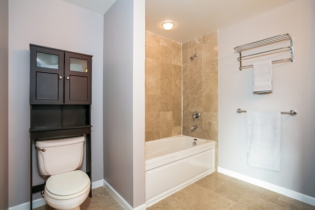 Building Photo - 1212 N Wells St