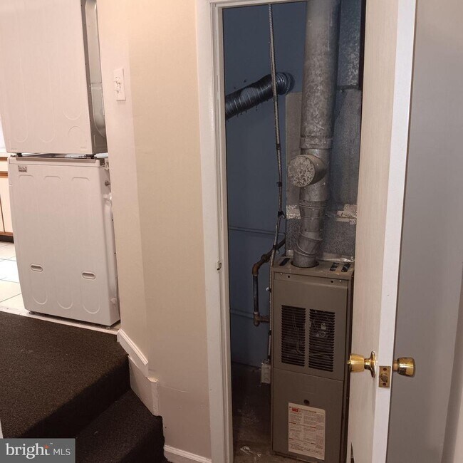 Building Photo - 1732 W Diamond St