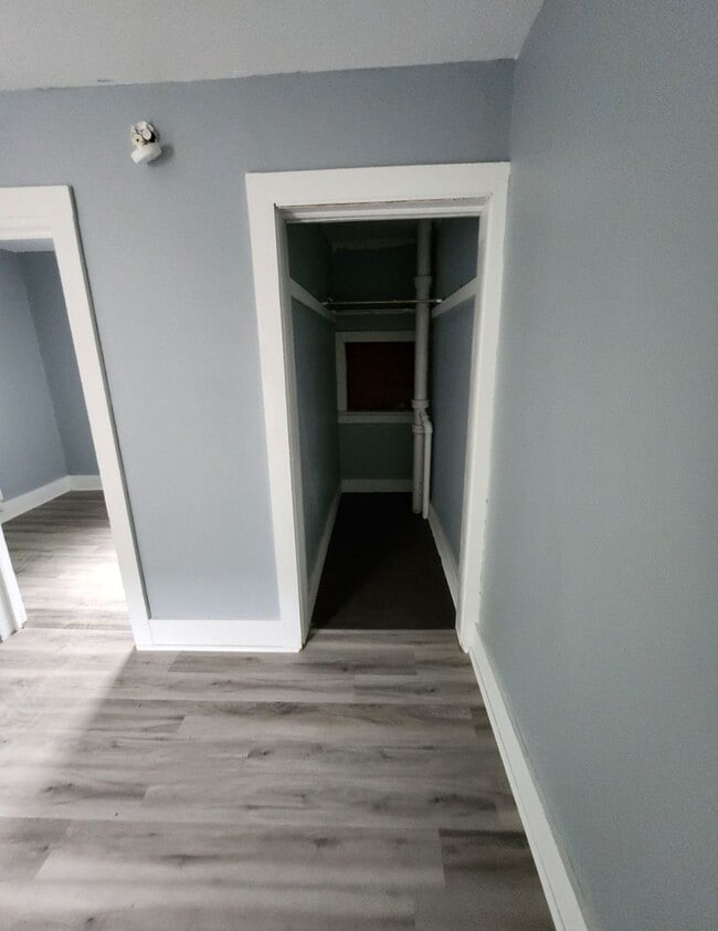 Building Photo - Upper 3 bedroom unit