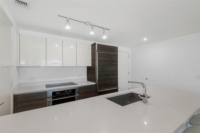 Building Photo - 1100S S Miami Ave