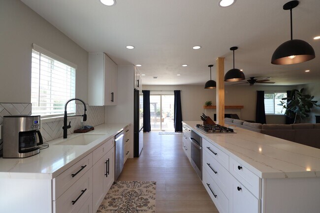 Building Photo - 586 Poppy Ln