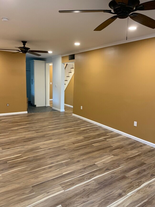 Building Photo - 410 W Maple Ave