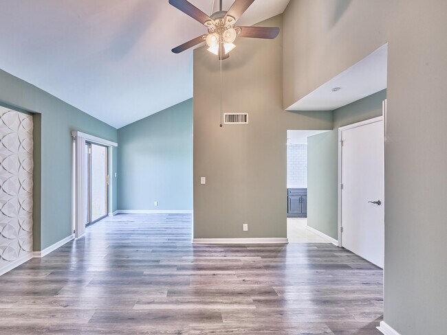 Building Photo - 6040 Glendale Dr