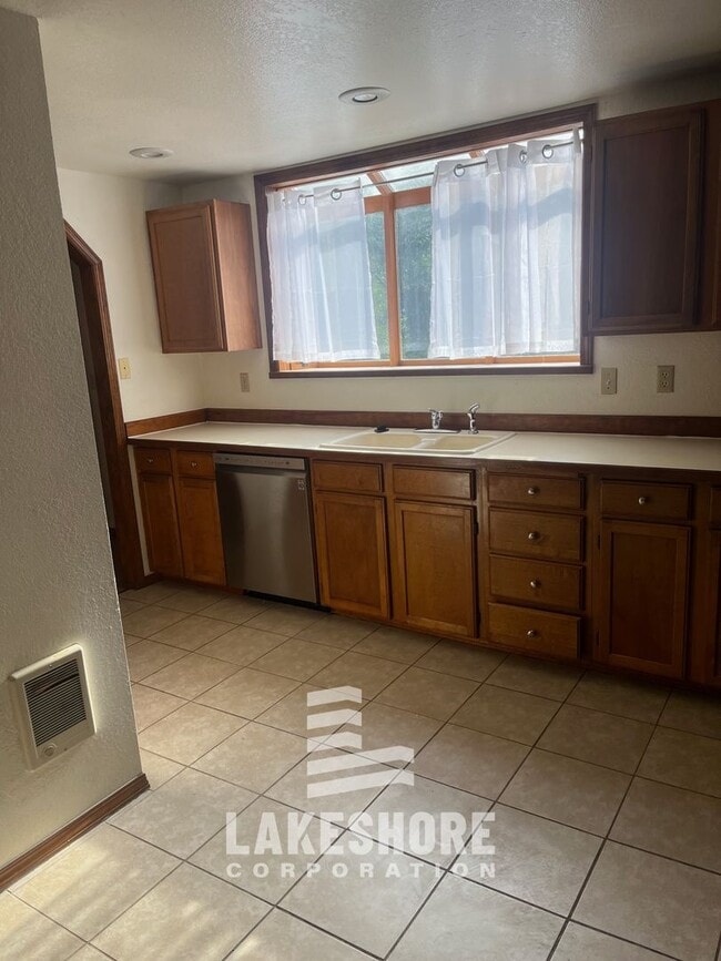 Building Photo - Spacious 4 Bed 3 Bath Lynnwood Home w/ Ful...