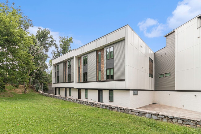 Building Photo - 2424 Memorial Dr SE