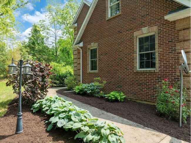 Building Photo - 4 Bedroom House For Rent