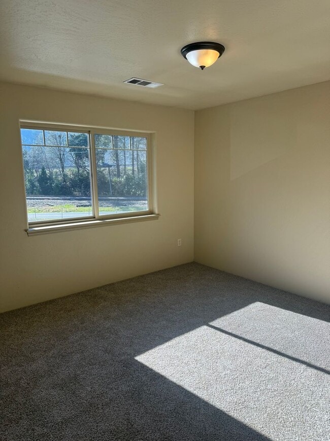 Building Photo - 2BED 2.5 BATH - TOWNHOME IN A QUIET NEIGHBORHOOD