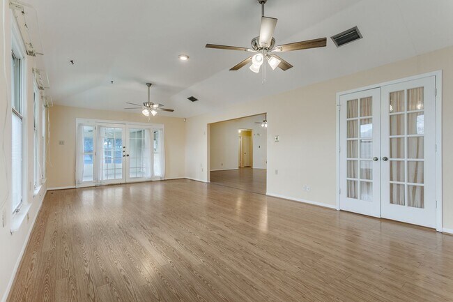 Building Photo - Charming 3-bedroom, 2 bath home in desirab...