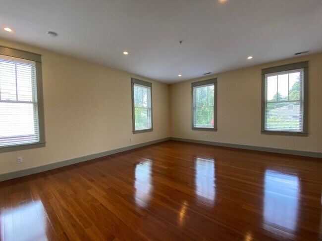 Building Photo - 235 W Dodds St