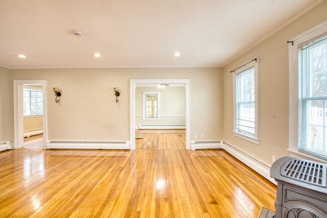 Building Photo - Inviting 3-bedroom, 1.5 bath home nestled in a peaceful and family friendly neighborhood