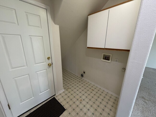 Building Photo - 3 Bedroom 2 bath Duplex