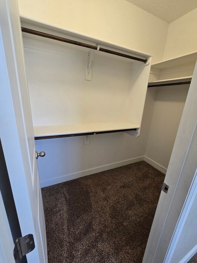 Building Photo - Beautiful 4 bed, 3.5 bath in Mariposa!
