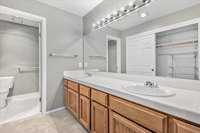 Building Photo - Beautiful 3 bed 2 bath condo near Downtown...