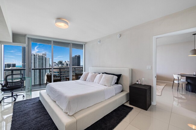Building Photo - 495 Brickell Ave