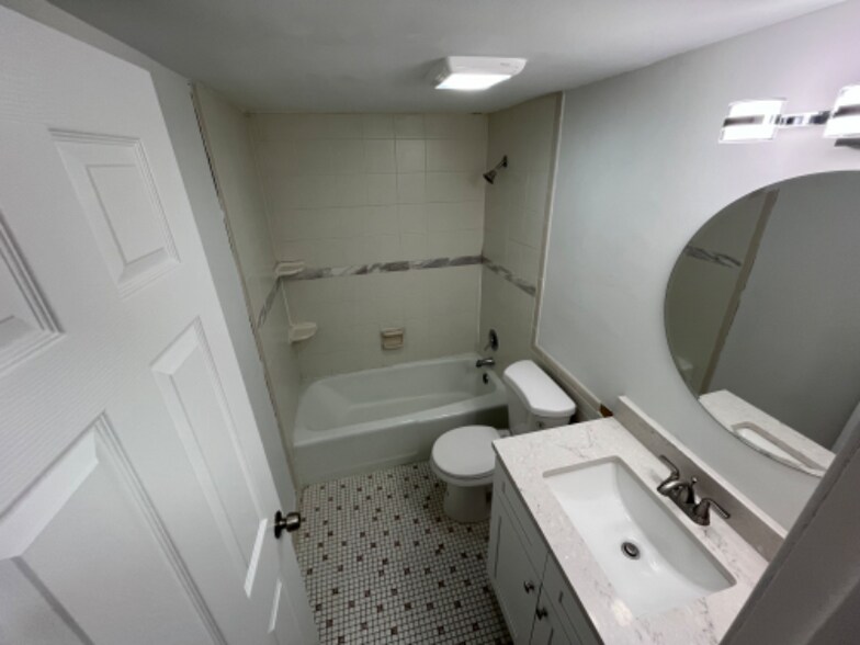 Building Photo - 154 E Bailey Rd