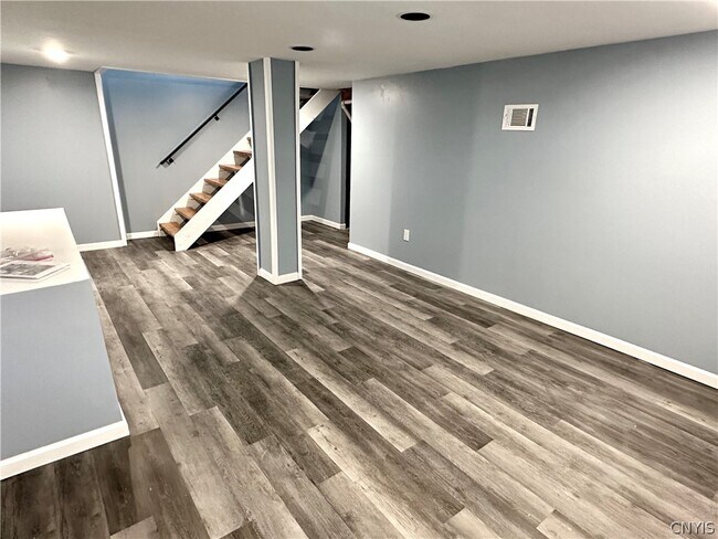 Building Photo - 8662 Bayview Dr